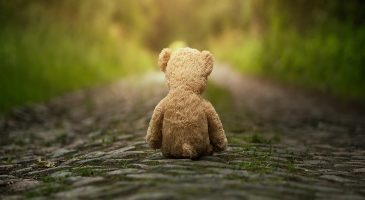Enfants abandonnés : le poids du silence et le devoir de conscience